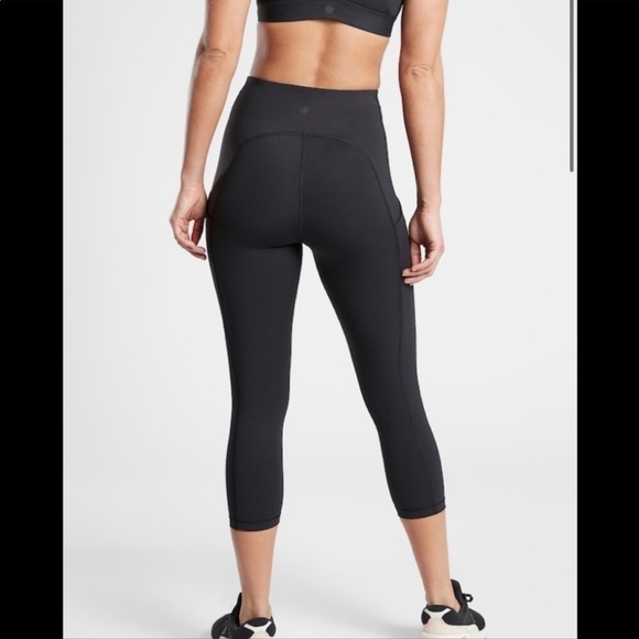 Athleta Ultimate Stash Pocket Capri Solid Black Leggings Active Workout Gym - Picture 2 of 14